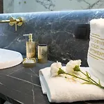 Exclusive Gold 아파트